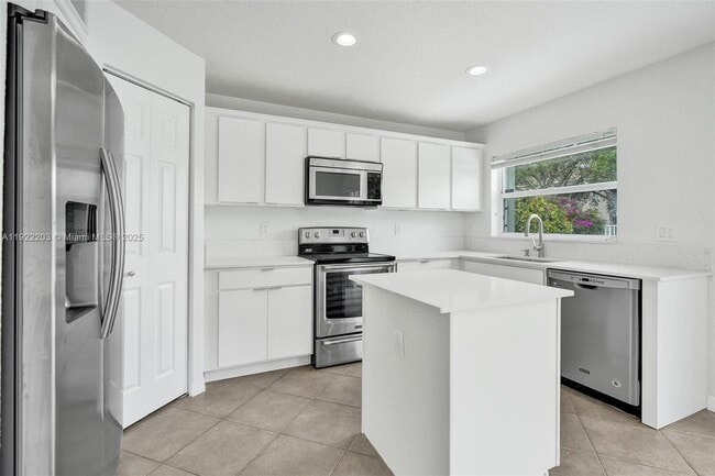 Building Photo - 6305 Willoughby Cir