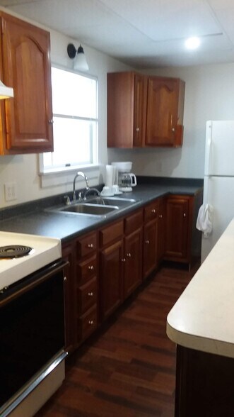 Building Photo - 208 Village View St
