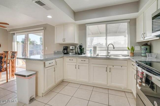 Building Photo - 9819 N 67th Dr