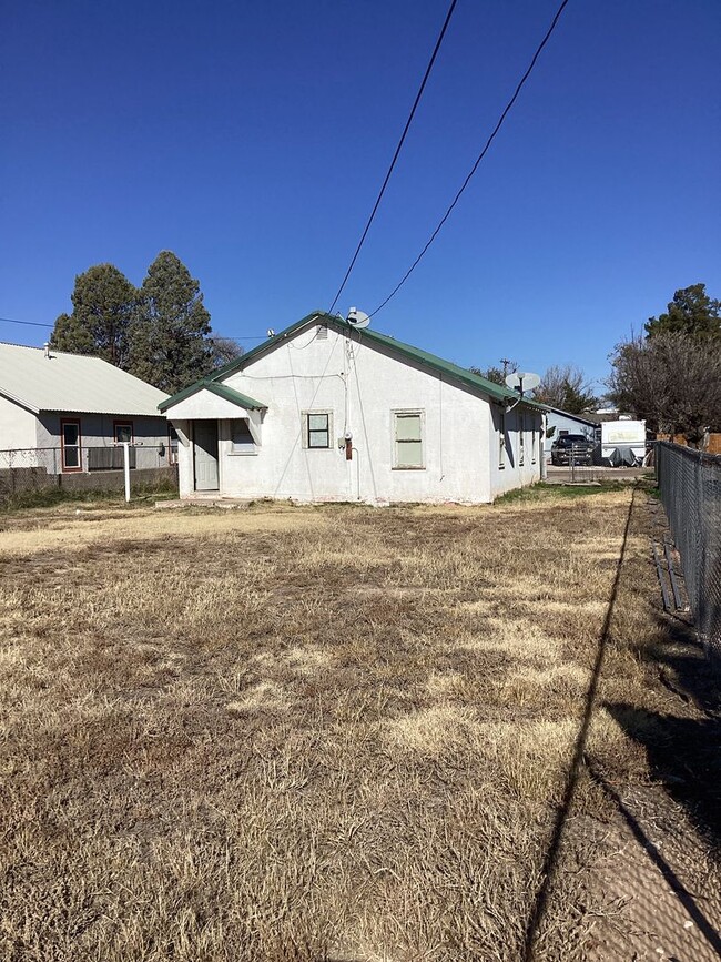 Building Photo - Vintage 3 bedroom 1 bath home!