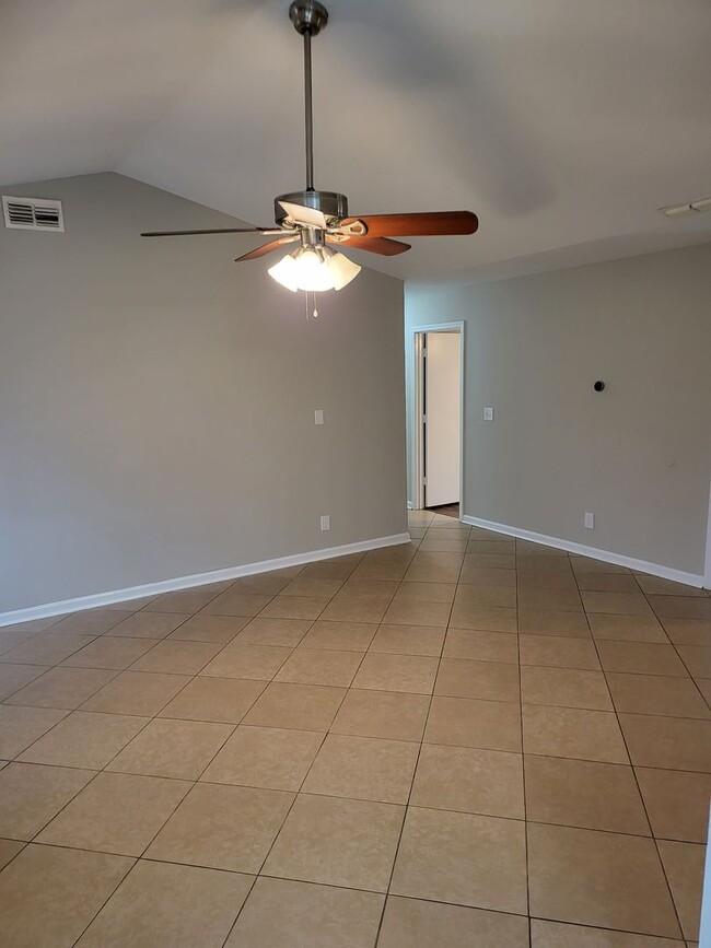 Building Photo - Nice brick ranch 4 bedroom 2 bath in Hermi...