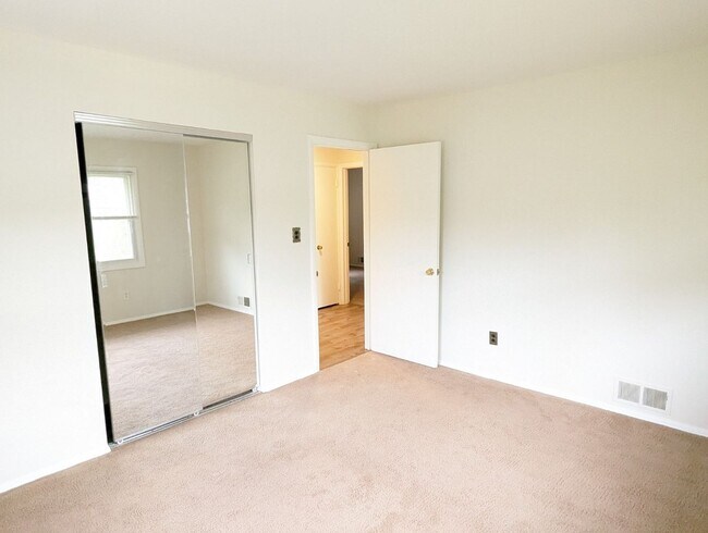 Building Photo - Split foyer SFH in established neighborhoo...