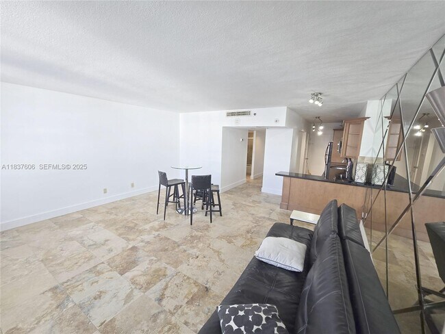 Building Photo - 100 Lincoln Rd