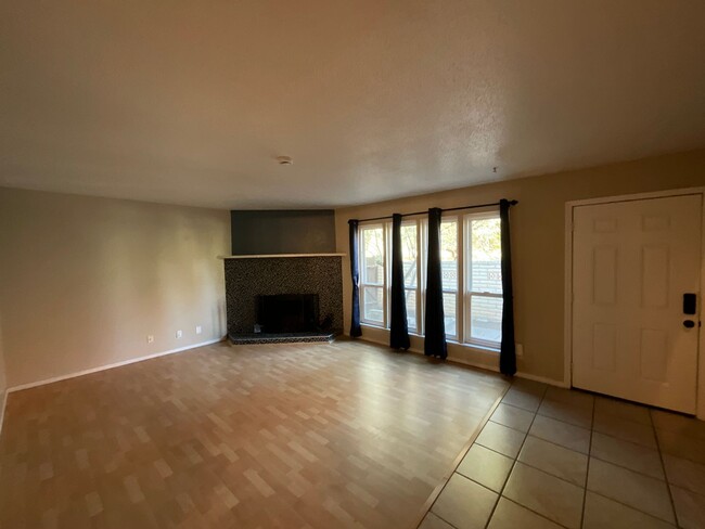 Building Photo - *Owner Broker* 2 Bedroom Townhome Availabl...