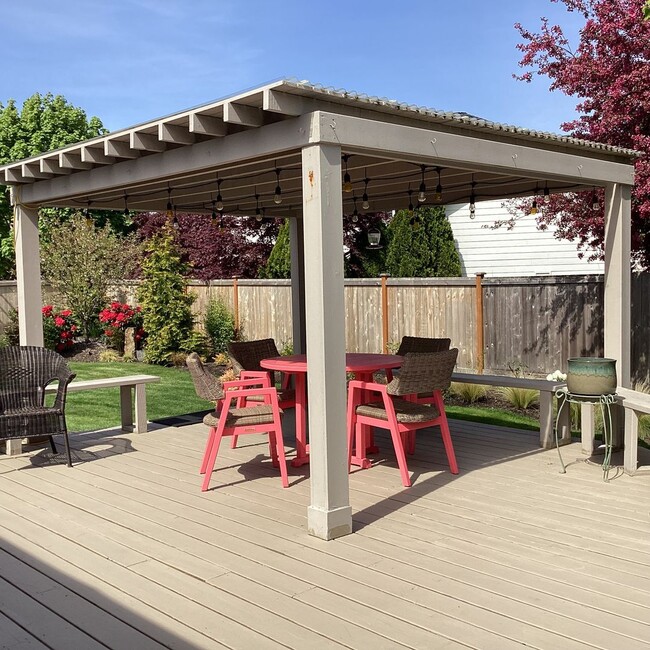 Building Photo - Charming Mukilteo Rambler in Faire Harbour