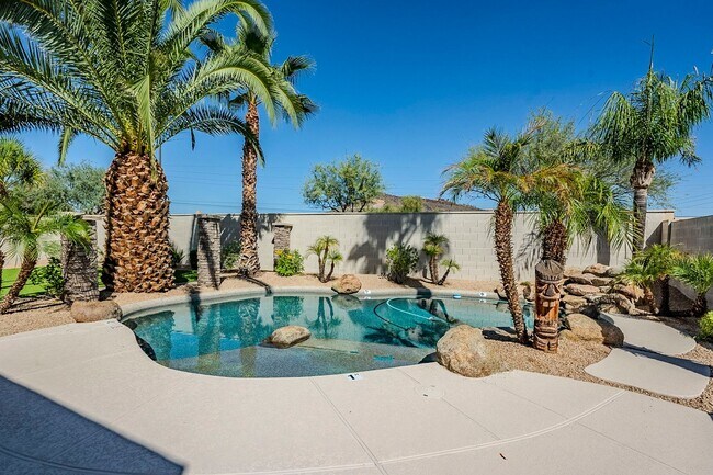 Building Photo - Stunning 4 bed 2.5 bath home with pool, in...