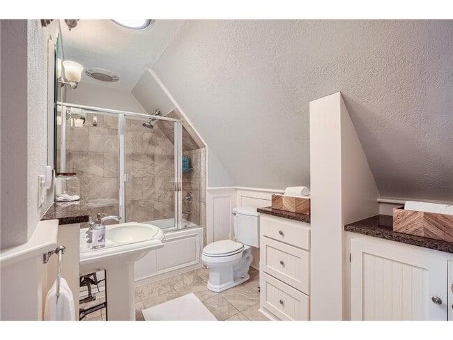 Building Photo - 1045 Lake St E