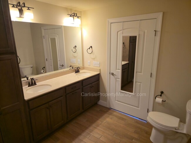 Building Photo - Duplex includes 2 car garage, laundry, pat...