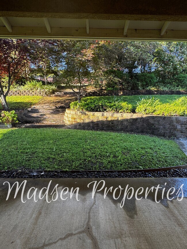 Building Photo - 121 Hart Ln