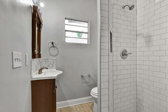 Building Photo - 1117 E 11th St