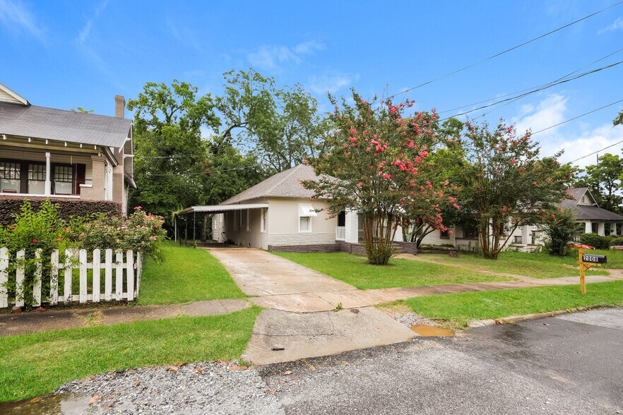 Building Photo - 2008 9th Ave