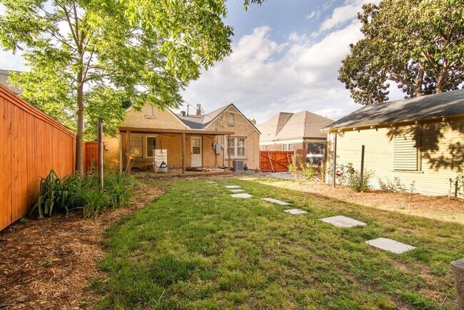 Building Photo - 2 Bed 1 Bath Detached 2 Car Garage in Denn...