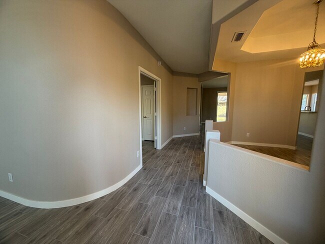 Building Photo - UPDATED BEAUTY IN GARDEN LAKES