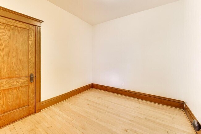Building Photo - 858 N Wolcott Ave
