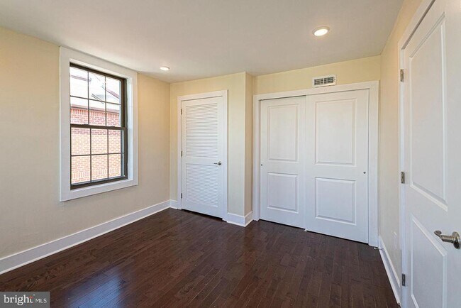 Building Photo - 527 S 21st St