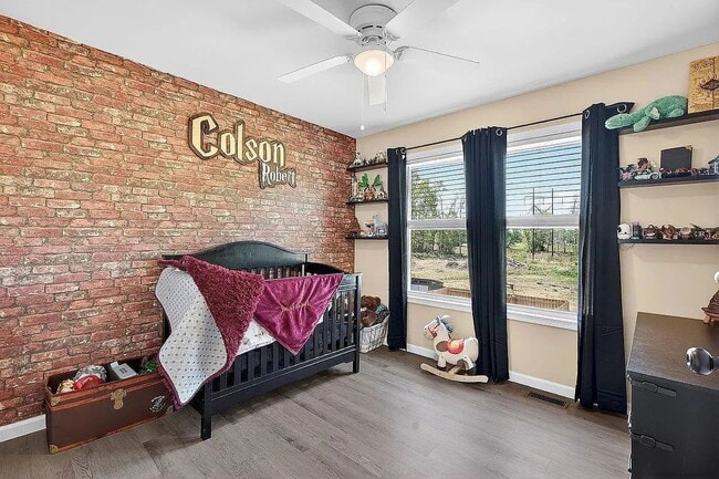 Building Photo - Like-New 2024 Townhome with Mountain Views, Garage & Backyard