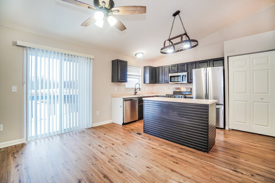 Building Photo - 616 Barn St