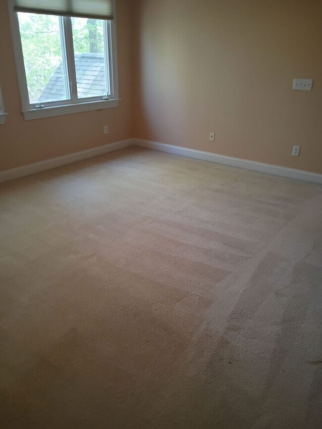 Building Photo - Luxury Living: 4 Bedroom home in Chapel Hill w/ spacious interior | 2 Year Lease Term