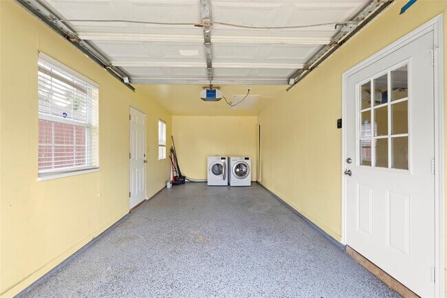 Building Photo - 519 Guyer St