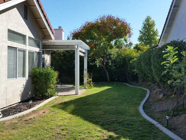 Building Photo - Charming 3-Bedroom Home in Folsom – Availa...