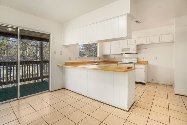 Building Photo - 2019 Lake Creek Dr