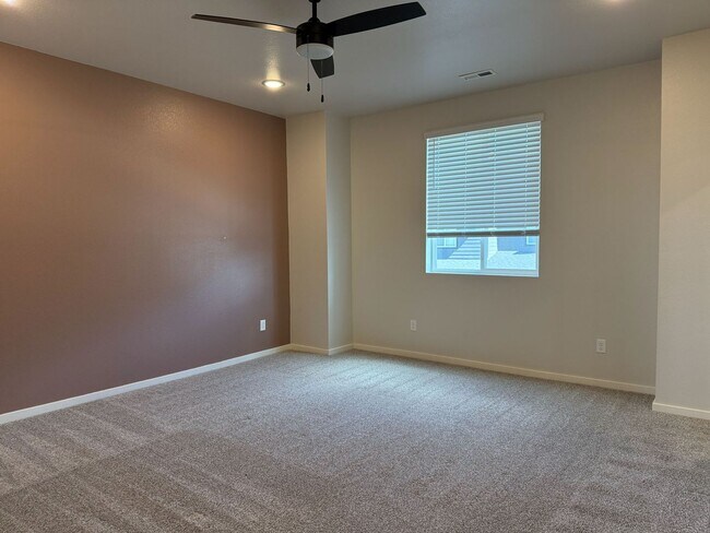 Building Photo - Beautiful Home in Windsor with Internet Included!