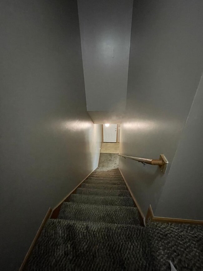 Building Photo - Great Townhome! Close to Campus!