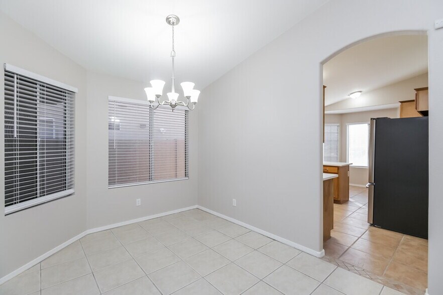 Building Photo - 118 W Tumbleweed Ct