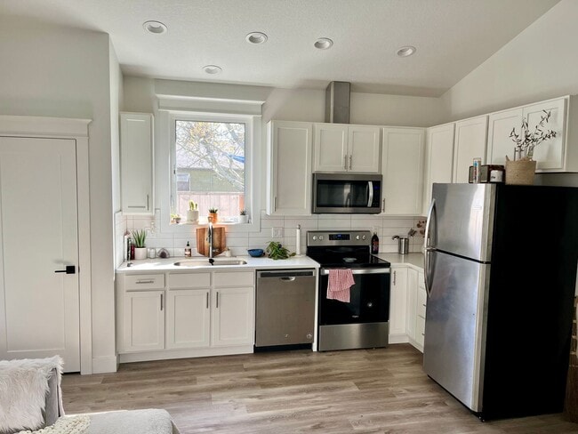 Building Photo - Super cool cottage with private setting