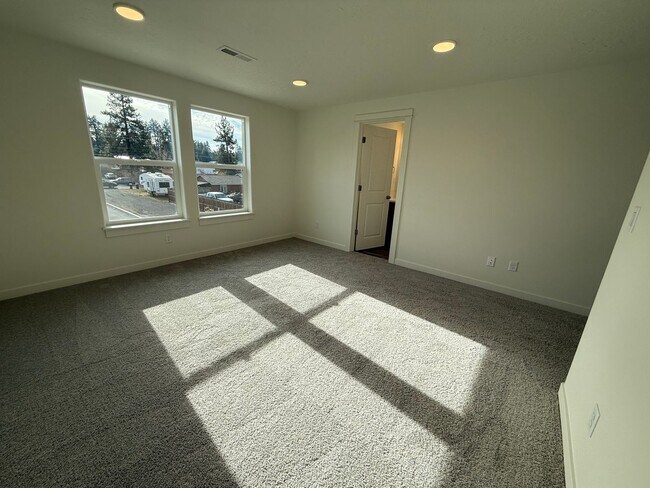 Building Photo - Brand New Stunning 3 Bed/2.5 Bath Townhous...