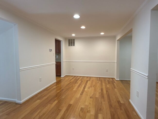 Building Photo - Beautiful 4 Bed 2.5 Bath Townhome in Burke For Rent!