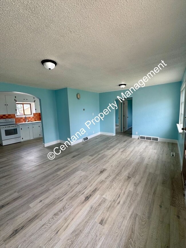 Building Photo - 2 Bedroom 1 Bath Home