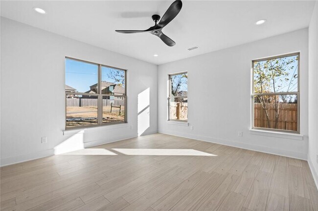 Building Photo - 585 S Rainbow Rd