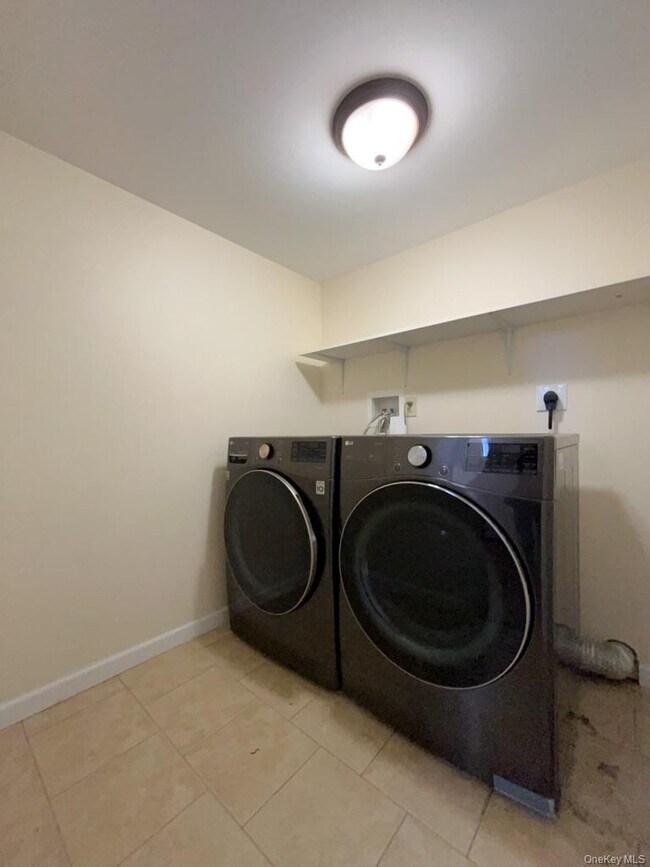 Building Photo - 2 Fieldstone Dr