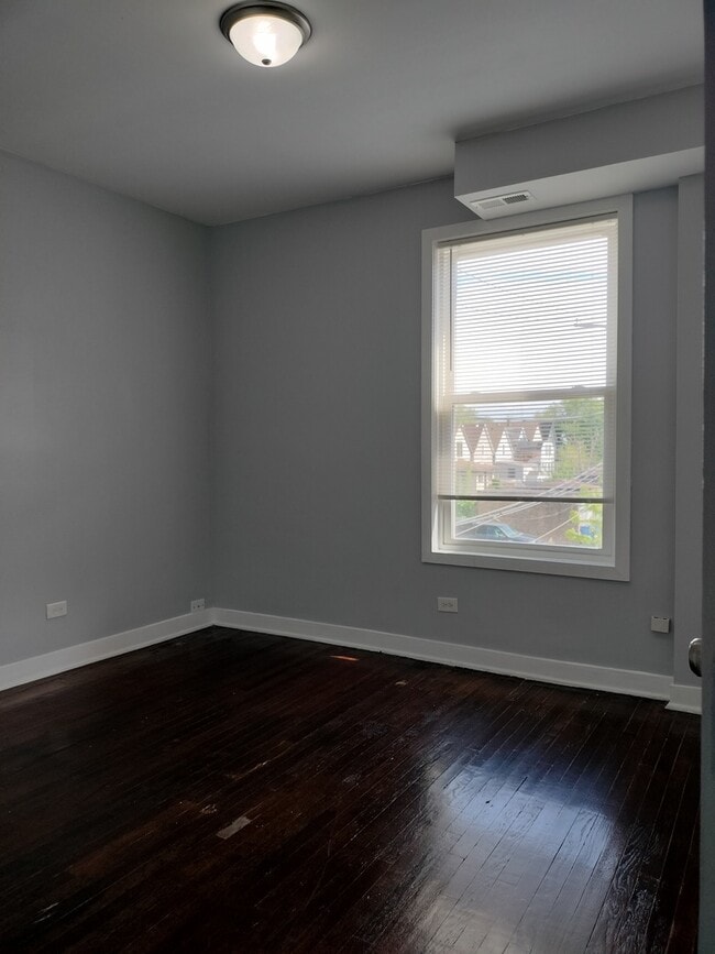Building Photo - 1413 W 66th St