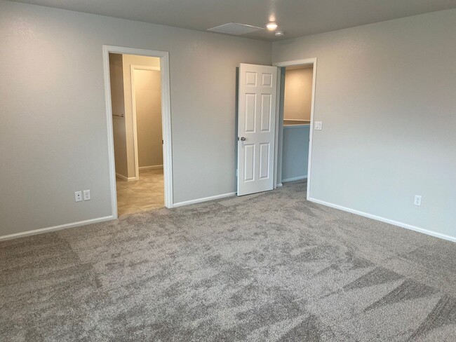 Building Photo - Don't Miss This Stunning 4 Bed/2.5 Bath Ho...