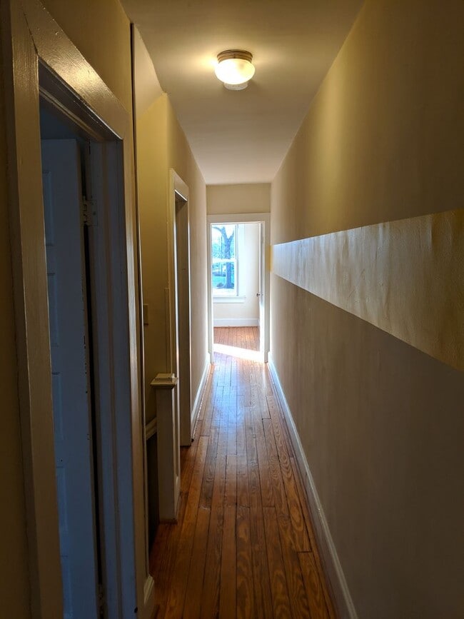 Building Photo - Charming Historic townhouse in downtown Frederick available mid June!