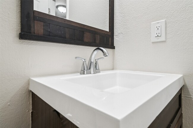 Building Photo - 1046 W 26th Ave