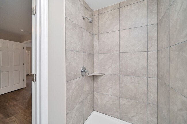 Building Photo - Beautifully Renovated 4BR/2.5BA with Large Yard in Graysville