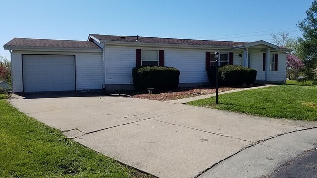 Primary Photo - 4 bd, 2.75 ba N Columbia, 2nd living room ...