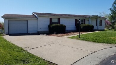 Building Photo - 4 bd, 2.75 ba N Columbia, 2nd living room ...