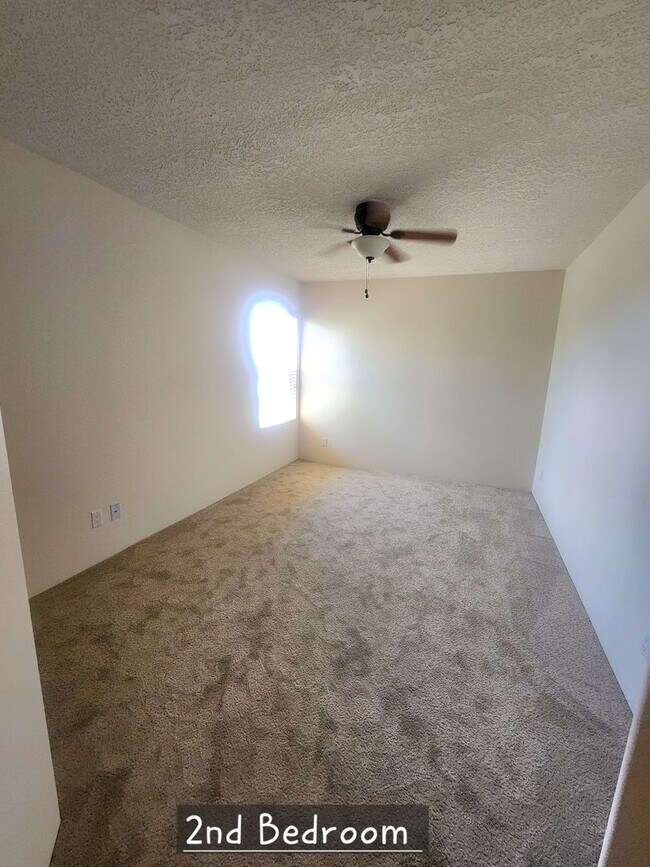 Building Photo - 4 bedroom 2.5 bath far NE Heights