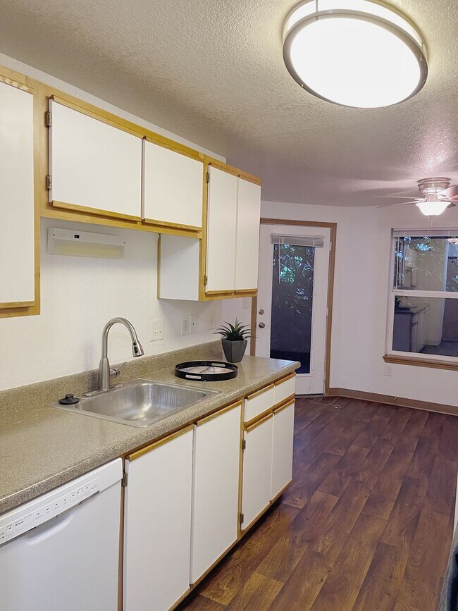 Building Photo - Newly Renovated Building in Lake Oswego-Large 2 Bedroom Coming Soon!!