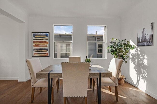 Building Photo - 4730 Melrose Ave