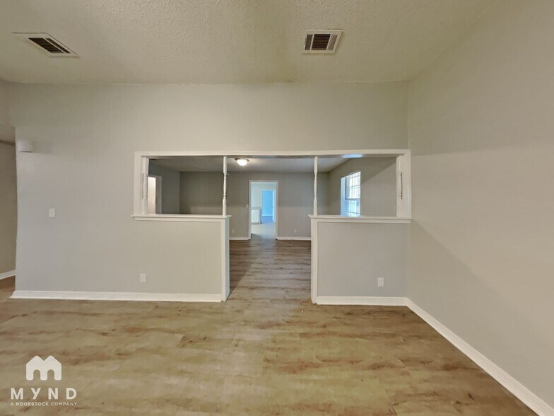 Building Photo - 1729 E Red Bird Ln