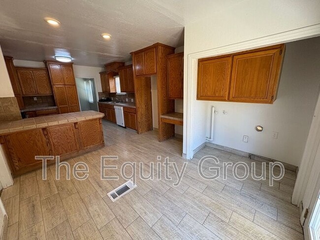 Building Photo - 741 E Apricot Ave