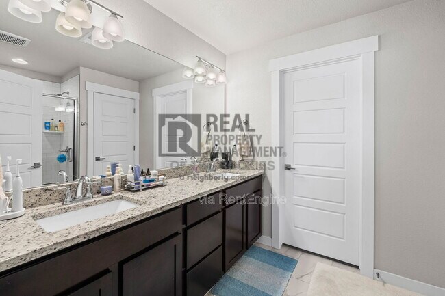 Building Photo - 218 E Chestnut St