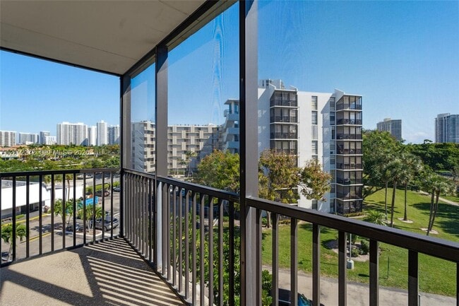 Building Photo - 3401 N Country Club Dr