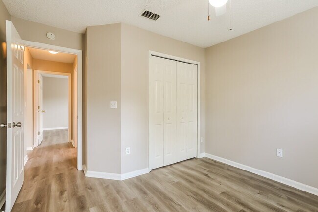 Building Photo - 265 Maplewood Dr