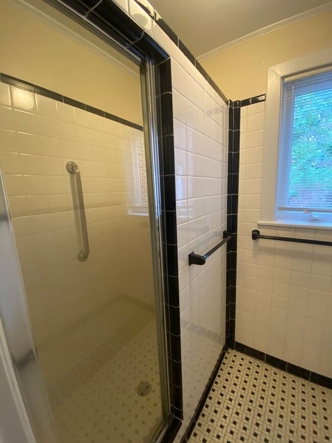 Building Photo - Beautiful 3 BR/2.5 BA Waterfront Home on Trent River!